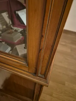 Vitrina de madera y cristal