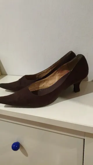 Zapatos ante marrón tacón fino T 38. Salón