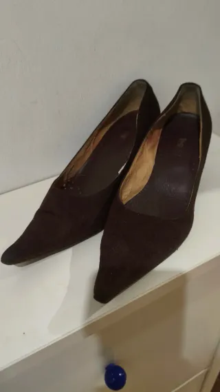 Zapatos ante marrón tacón fino T 38. Salón