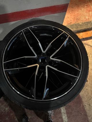 Llantas negras con detalles plateados Con cubierta