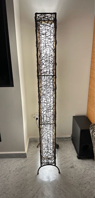 Lámpara de pie ratán y metal