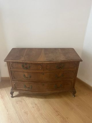 Cómoda de madera estilo clásico