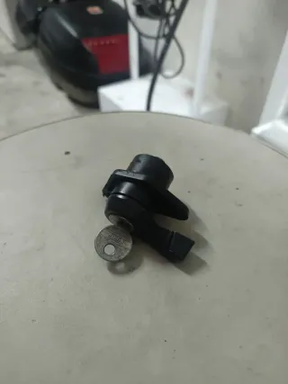 Cerradura asiento K75 con llave