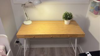 Escritorio de bambú con cajones