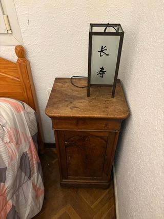 Mesilla antigua madera con lámpara
