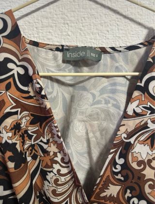 Blusa corta estampada manga larga