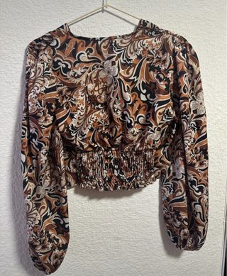 Blusa corta estampada manga larga