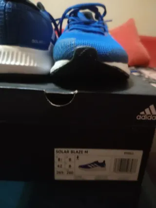 Zapatillas deportivas Adidas azules y blancas
