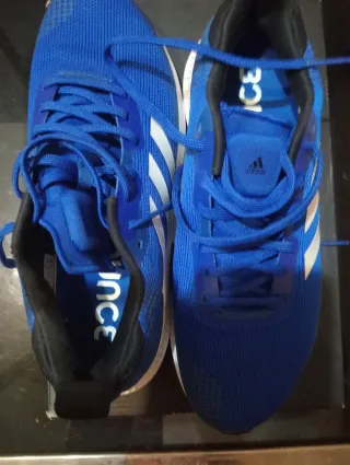 Zapatillas deportivas Adidas azules y blancas