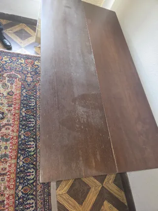 Mesa de madera con detalles tallados