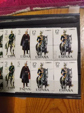 Bloque 4 sellos España uniformes militares