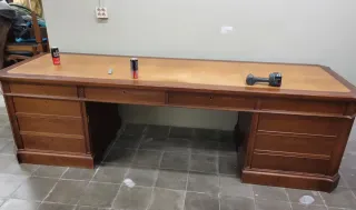 Escritorio clásico madera con tapa de piel