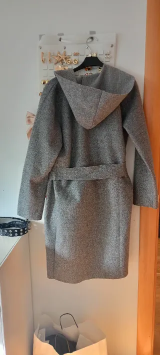 Parka gris con capucha y cinturón