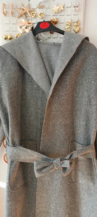 Parka gris con capucha y cinturón