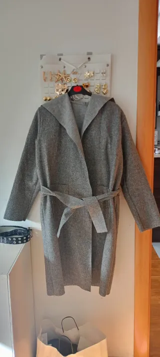 Parka gris con capucha y cinturón