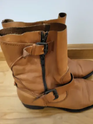 Botines camel con hebilla