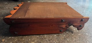 Mueble madera con puertas y estante