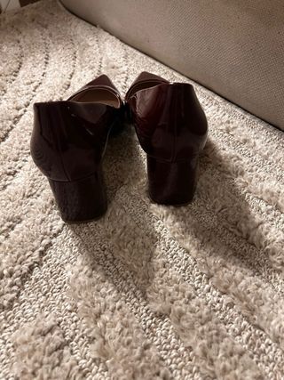 Zapatos de tacón Zara burdeos