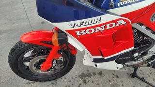 Honda VF500F2 Sportbike Roja, Azul y Blanca