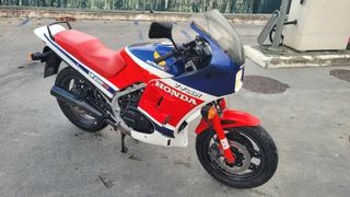 Honda VF500F2 Sportbike Roja, Azul y Blanca