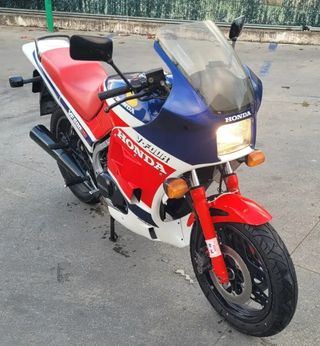 Honda VF500F2 Sportbike Roja, Azul y Blanca