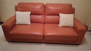 Sofá de piel naranja y beige