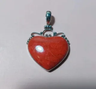 Collana con ciondolo a cuore di  corallo rosso