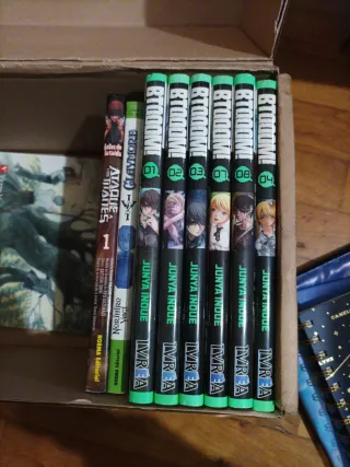 Tomos manga Btoom , ataque a los titanes, claymore