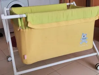 Cuna de bebé amarilla con osito