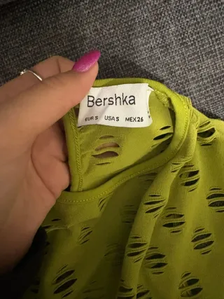 Top Bershka verde acido traforato S