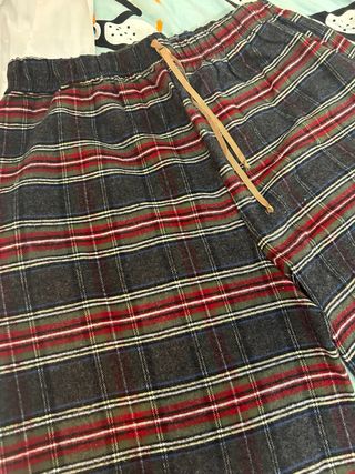 Pantalón de pijama cuadros gris y rojo