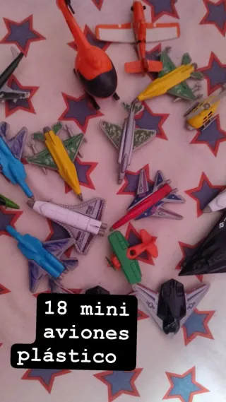 18 mini aviones de plástico