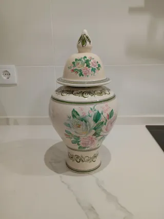 Jarrón de cerámica con flores