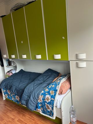 Letto singolo e matrimoniale con ponte e armadi