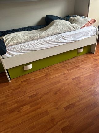 Letto singolo e matrimoniale con ponte e armadi