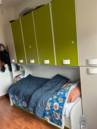 Letto singolo e matrimoniale con ponte e armadi