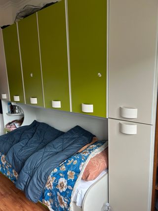 Letto singolo e matrimoniale con ponte e armadi