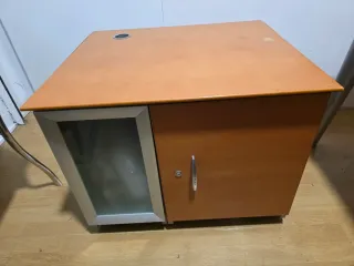 Mueble de oficina con puerta y cristal