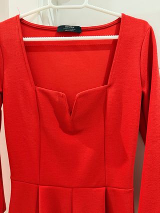 Mono corto rojo escote pico