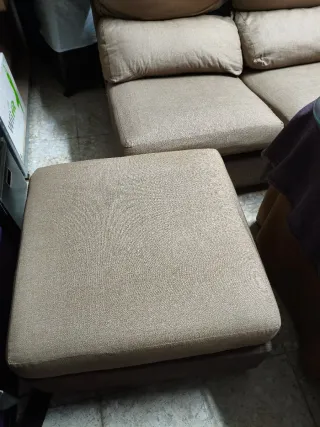 Sofá de tela beige y marrón
