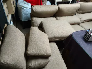 Sofá de tela beige y marrón