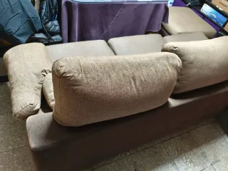 Sofá de tela beige y marrón