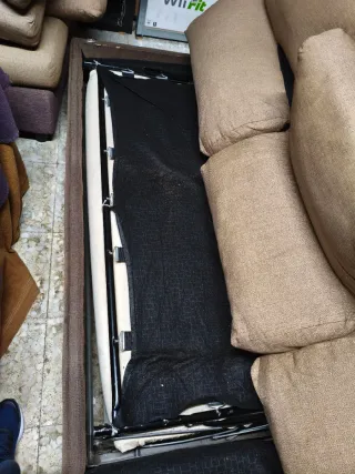 Sofá de tela beige y marrón