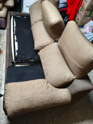 Sofá de tela beige y marrón