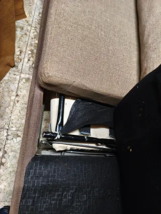 Sofá de tela beige y marrón