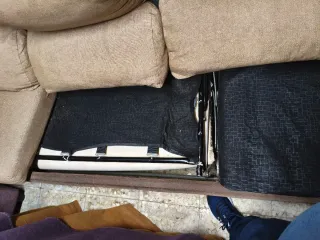 Sofá de tela beige y marrón