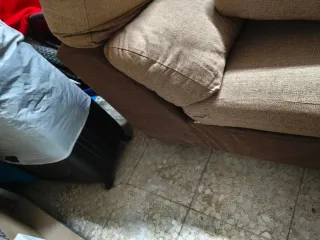 Sofá de tela beige y marrón