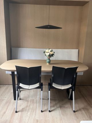 Sillas de salón beige y negras, súper cómodas