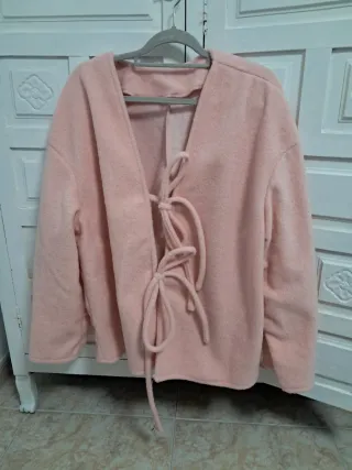 Chaqueta rosa con lazada