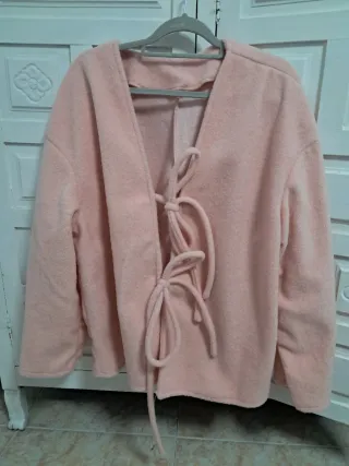 Chaqueta rosa con lazada